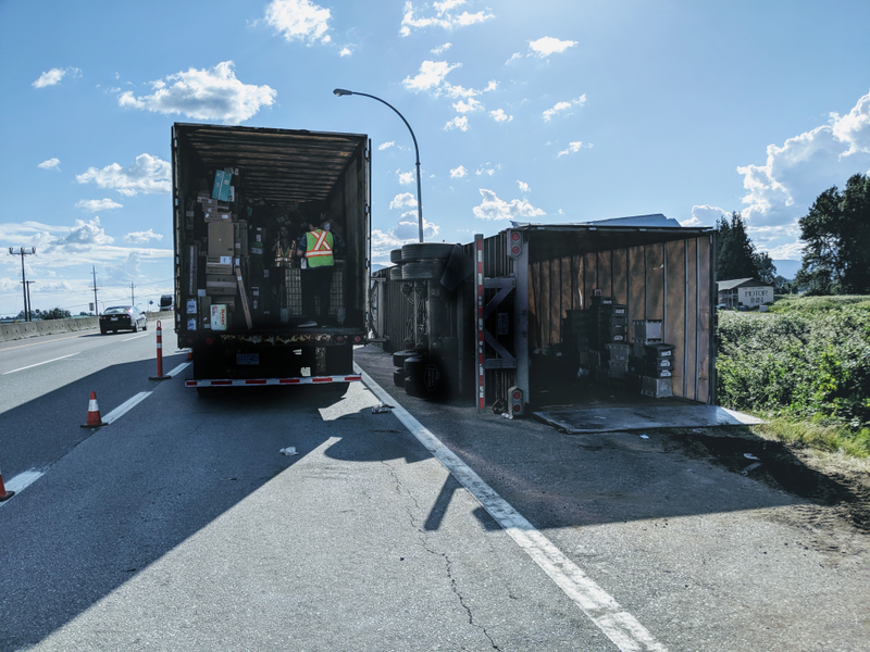 Illustration for article titled 4 hours of watching a truck get unloaded